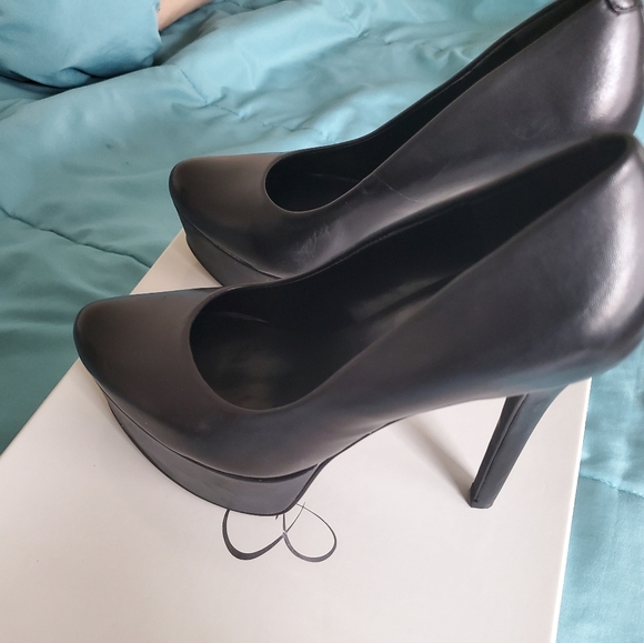 Steve Madden Shoes - ❣MAKE AN OFFER ❣Black leather black pumps
